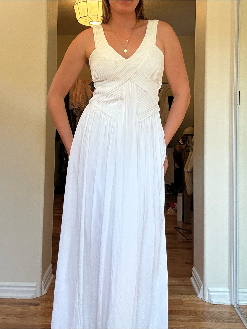 White backless dress - Picture 3 of 12